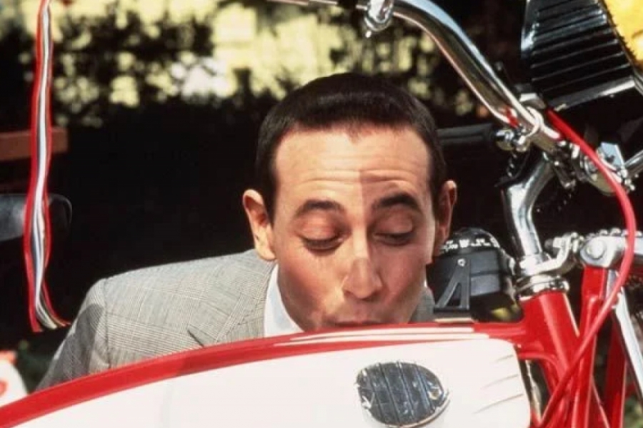 Homme qui embrasse sa bicyclette 