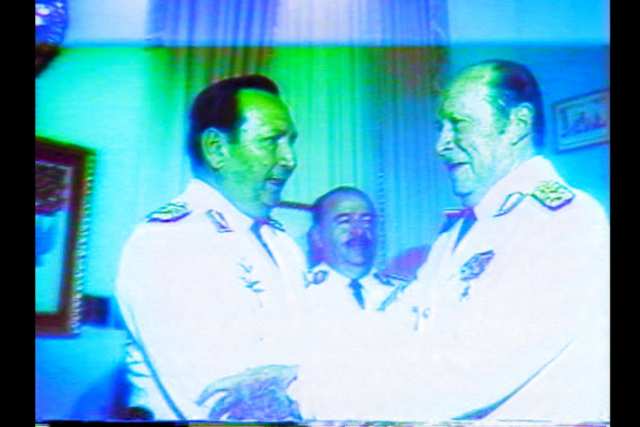Image d'archive : 2 politiques se serrent la main