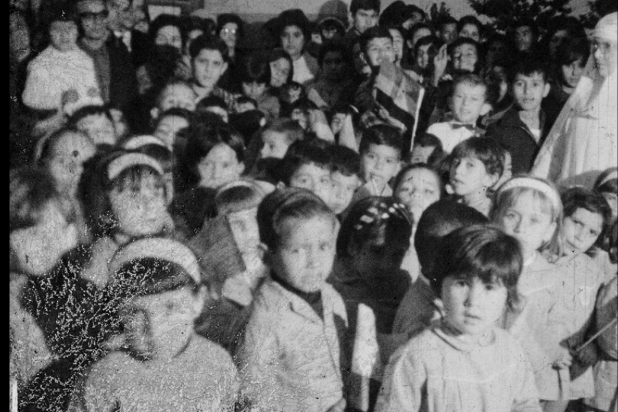 Image d'archive : foule d'enfants
