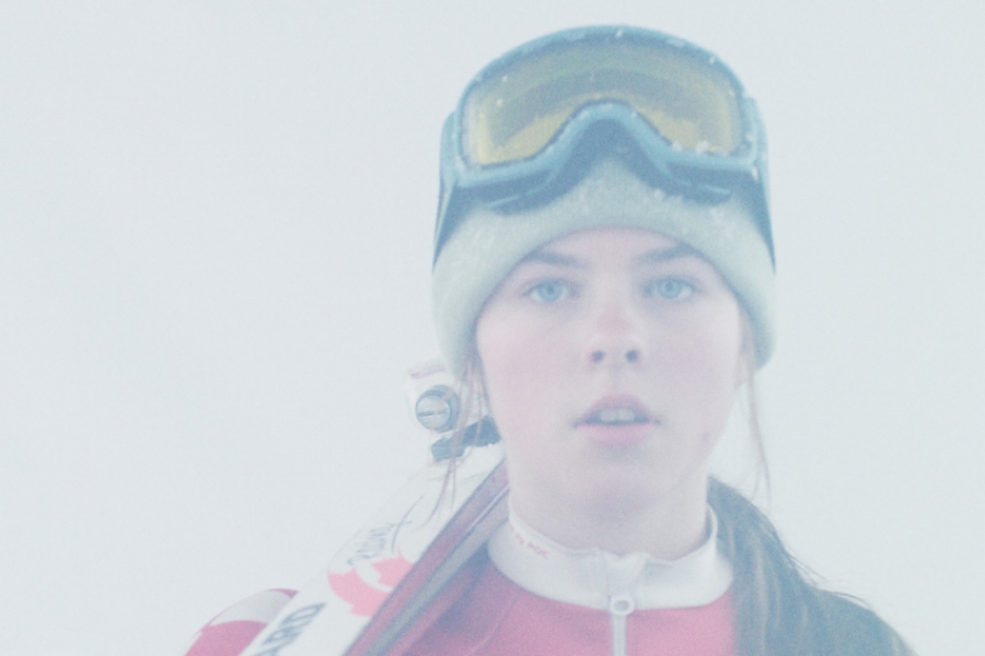 Jeune fille en tenue dans ski