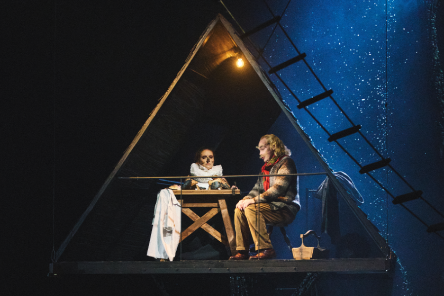 Pinocchio et une autre personne dans une cabane dans la nuit