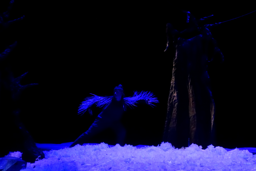 Femme dans un environnement très sombre, avec des ailes 